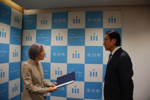 答申書手交式の様子