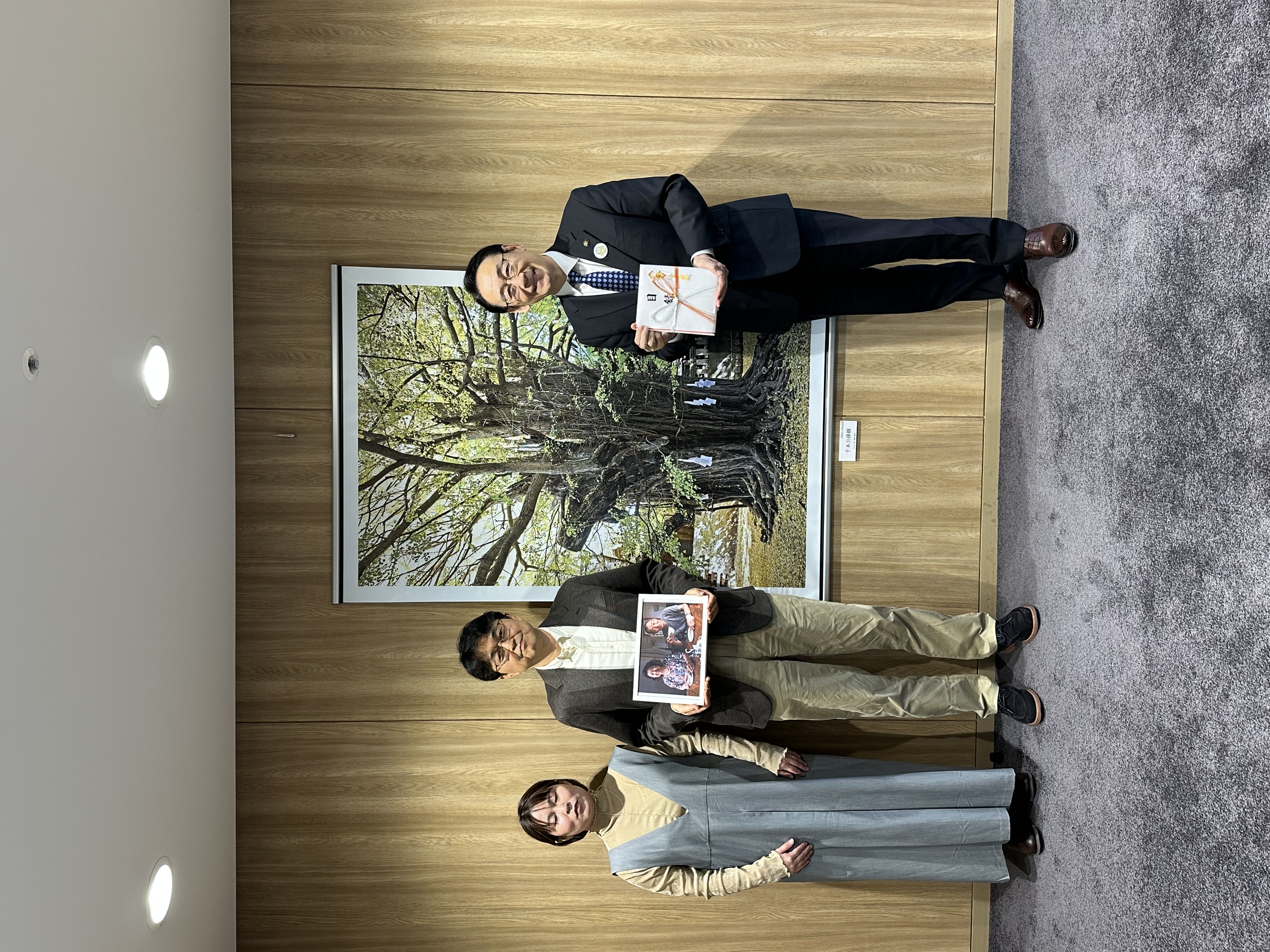 故　山崎 美喜夫 氏の写真作品　寄附贈呈式の画像