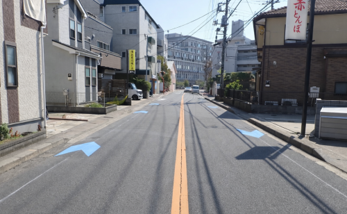 自転車ピクトグラムなどの路面標示を整備した市道2330号の写真その１