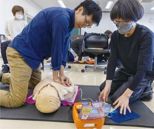 画像:胸骨圧迫とAED