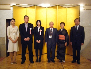 受賞者、市川市職員とともにの画像