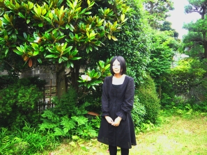 受賞者、水木邸の庭にての画像