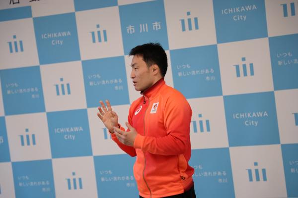 写真：手話も用いながら活動報告をする吉良選手