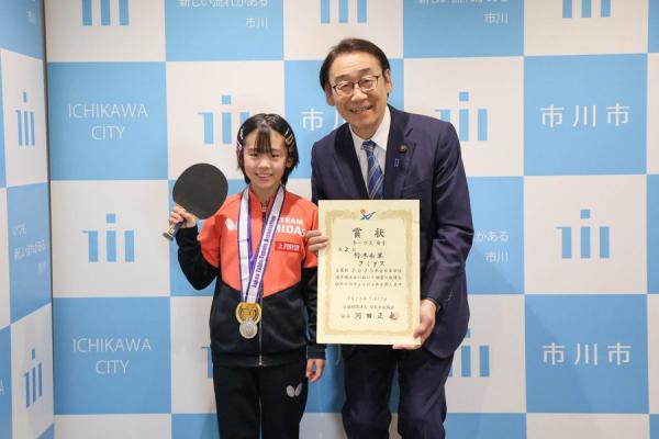 写真:田中市長と鈴木選手