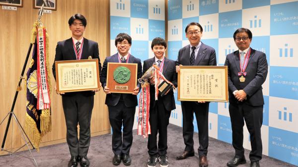 写真：田中市長と鬼高剣友会のみなさん