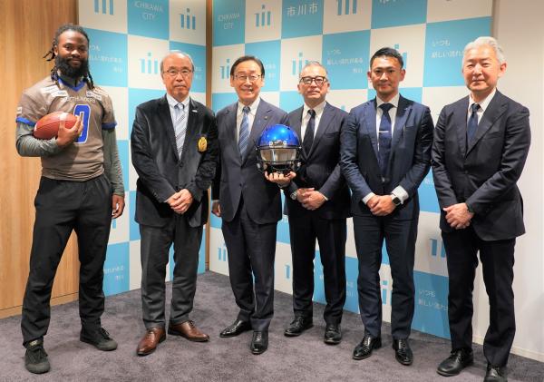 写真：田中市長と今回来訪されたみなさん