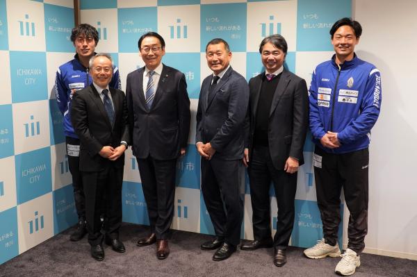 写真:田中市長とブリオベッカ浦安・市川のみなさん