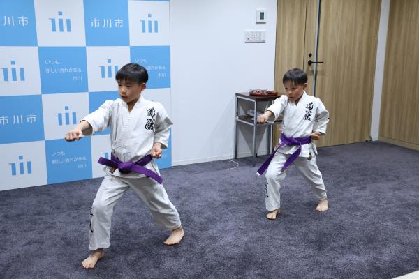 写真：形の演武を行う中村隼大選手、賢人選手