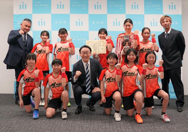 写真：田中市長と新井スマイルズのみなさん