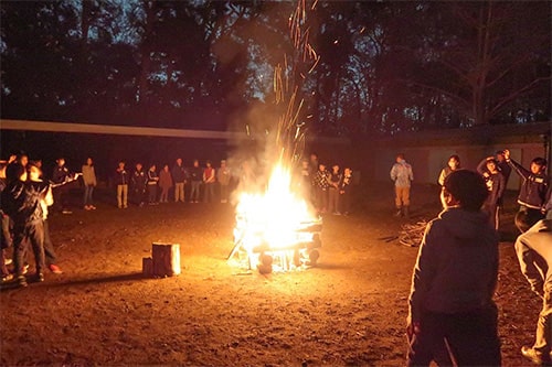 炎を囲んでひと休み