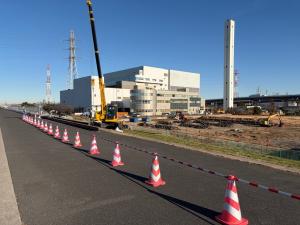 写真：河川側仮囲い設置作業風景