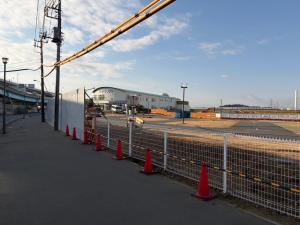 写真：道路側仮囲い設置作業風景