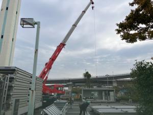 写真：現場事務所設置作業中