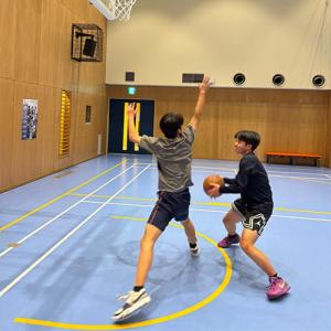 バスケットボールで遊ぶ2人