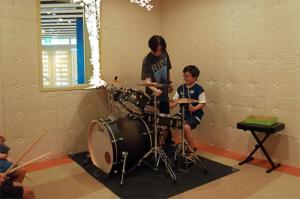 ドラムを楽しむ2人
