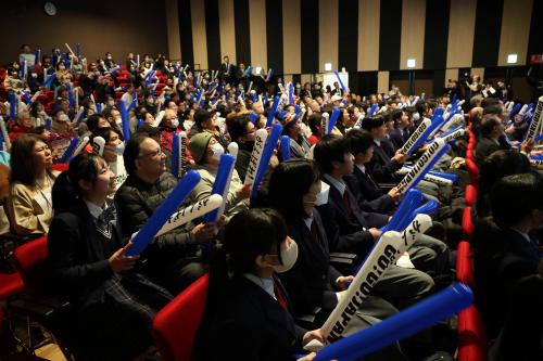 写真：フリースケーティングのパブリックビューイングで中井選手を応援するみなさん