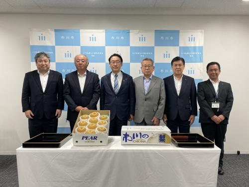 市川市農業協同組合　「市川のなし」の贈呈式及び感謝状贈呈式の画像