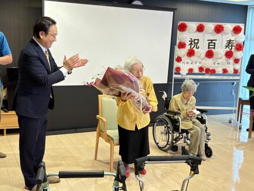 百歳高齢者訪問事業の画像