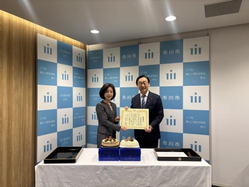 横山香料株式会社 クリスマスケーキの寄附贈呈式の画像