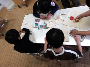 保育園でのエコバック作りの写真