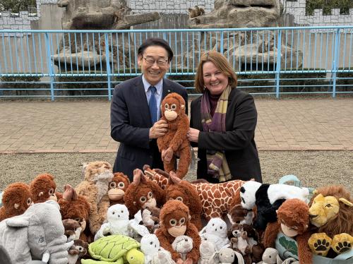 市川市動植物園のニホンザル「パンチ」への物品寄贈　贈呈式の画像
