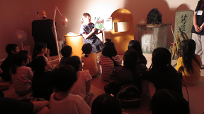 写真:こわいおはなし会の様子 写真:こわいおはなし会