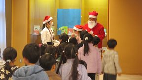 写真:冬のおたのしみ会の様子 写真:冬のおたのしみ会