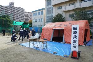 写真：医療救護所立ち上げ