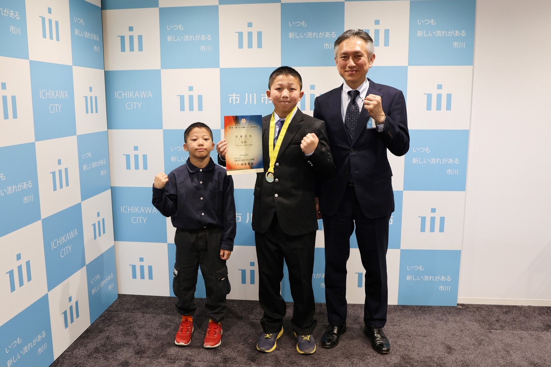 写真：松丸副市長と宮藤壱伍選手、弟の庵選手