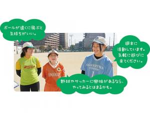 コメントしている女性3人