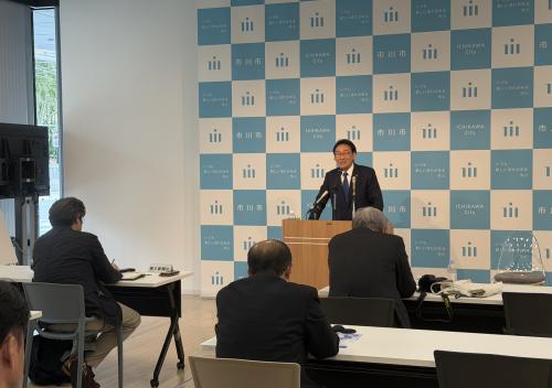 就任記者会見の画像
