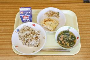 画像：左から、ししじゅーしー（沖縄の郷土料理）、牛乳、擬製（ぎせい）どうふ（豆腐と野菜入りの卵焼き）、ごま酢和え、すまし汁