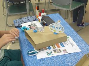 画像:科学工作をしているところ