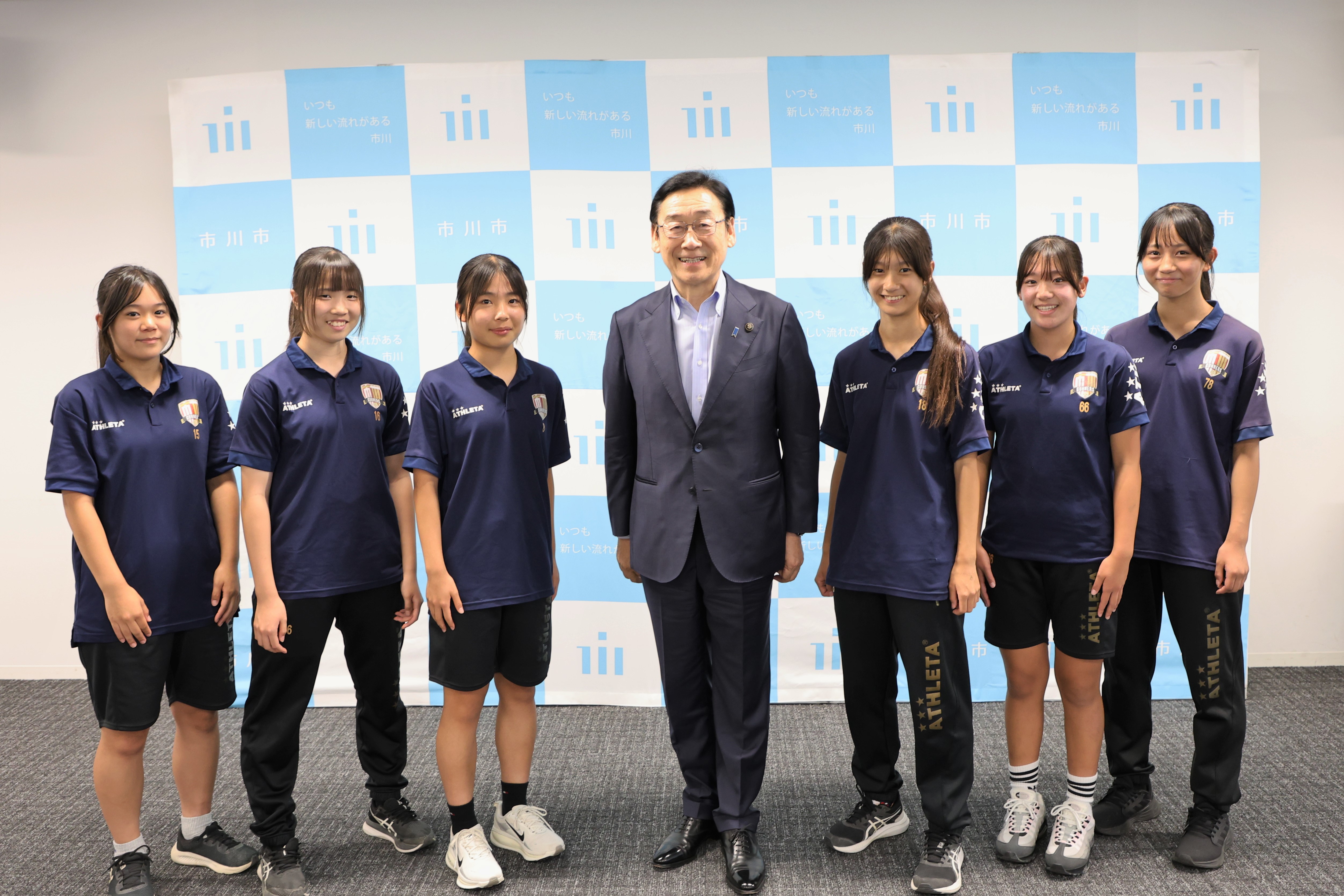 画像:田中市長とFC市川GUNNERSレディースの皆さん