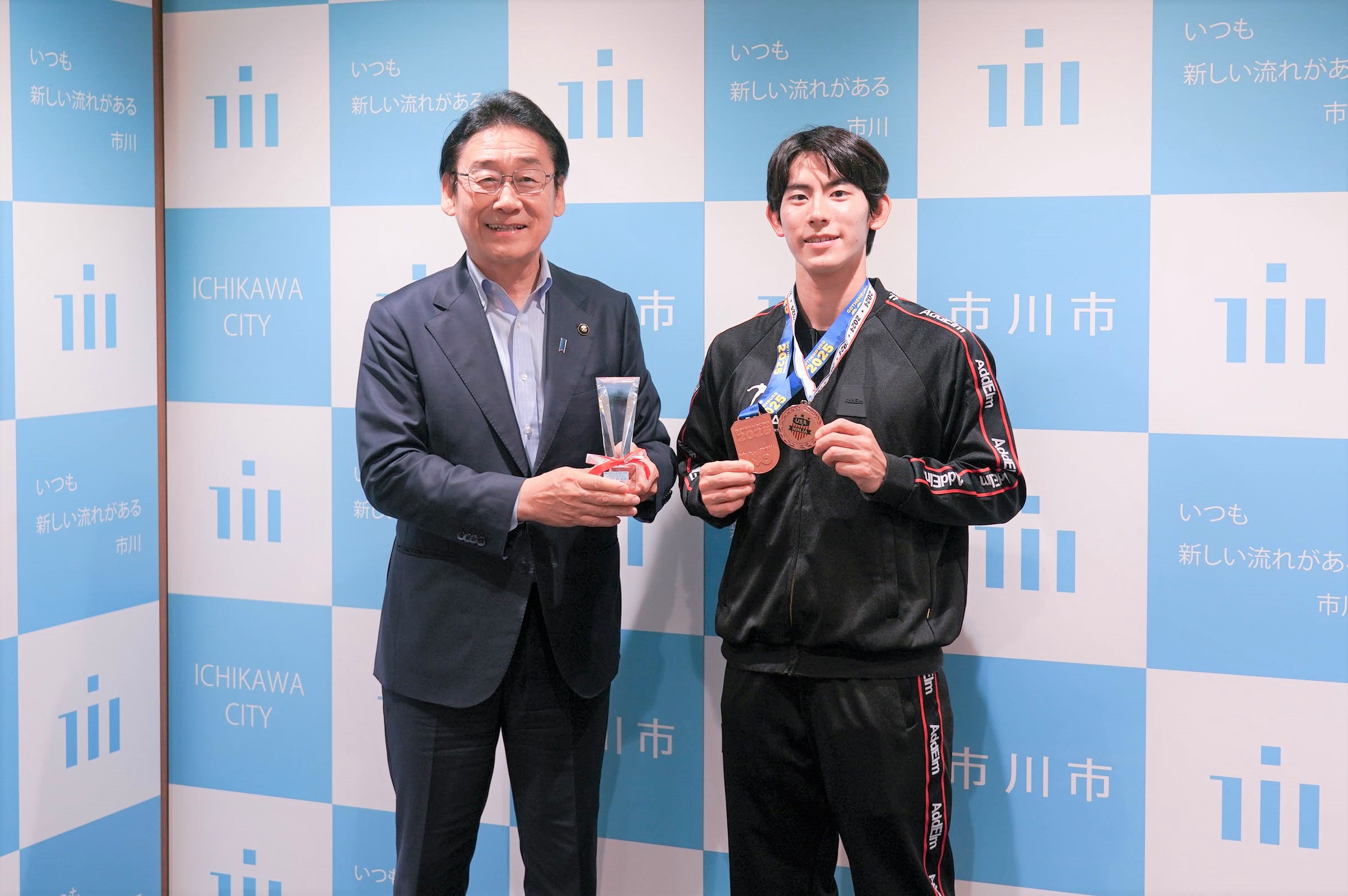 (画像)田中市長と山本選手