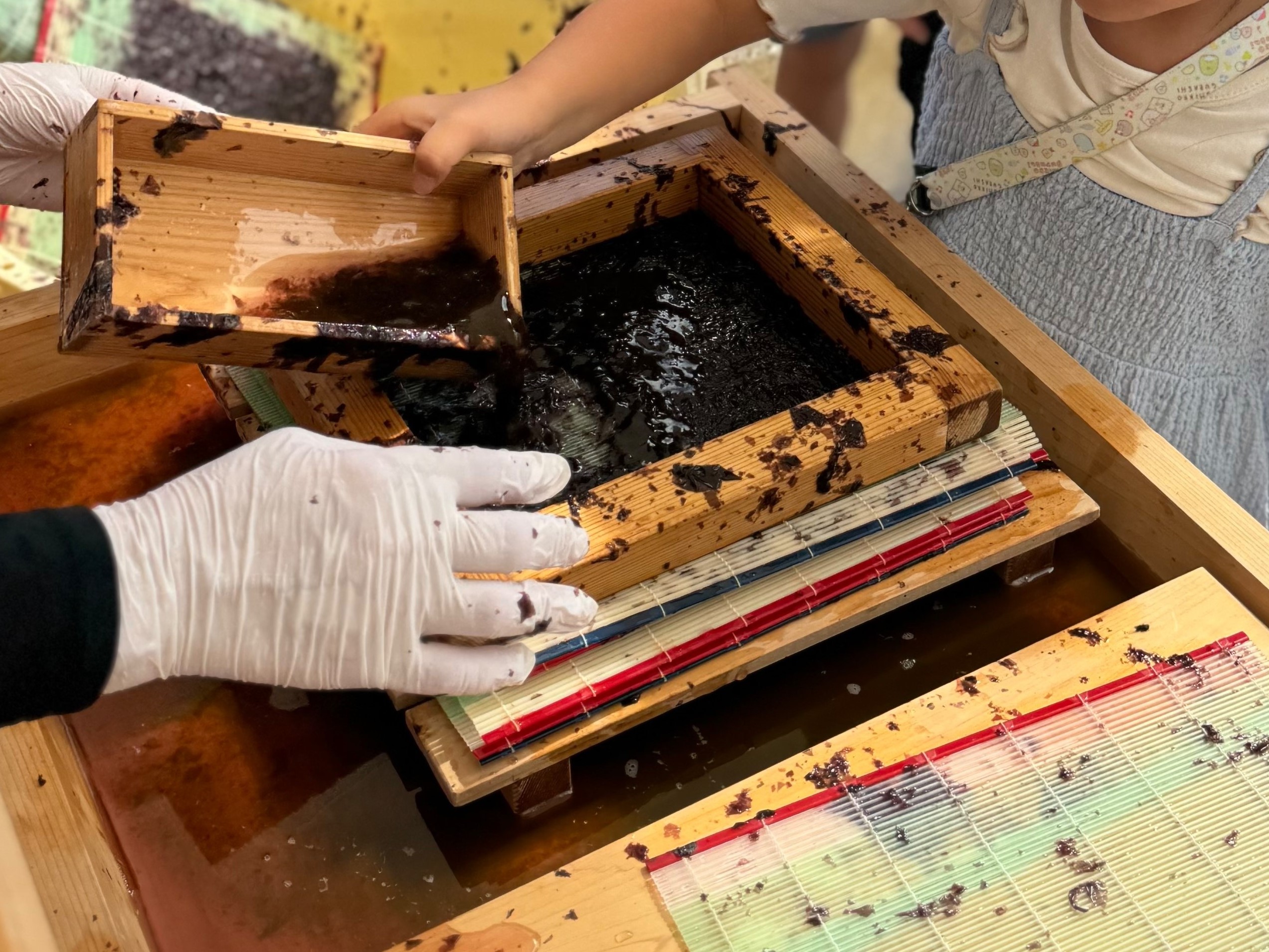 ノリ漉き体験の様子の写真