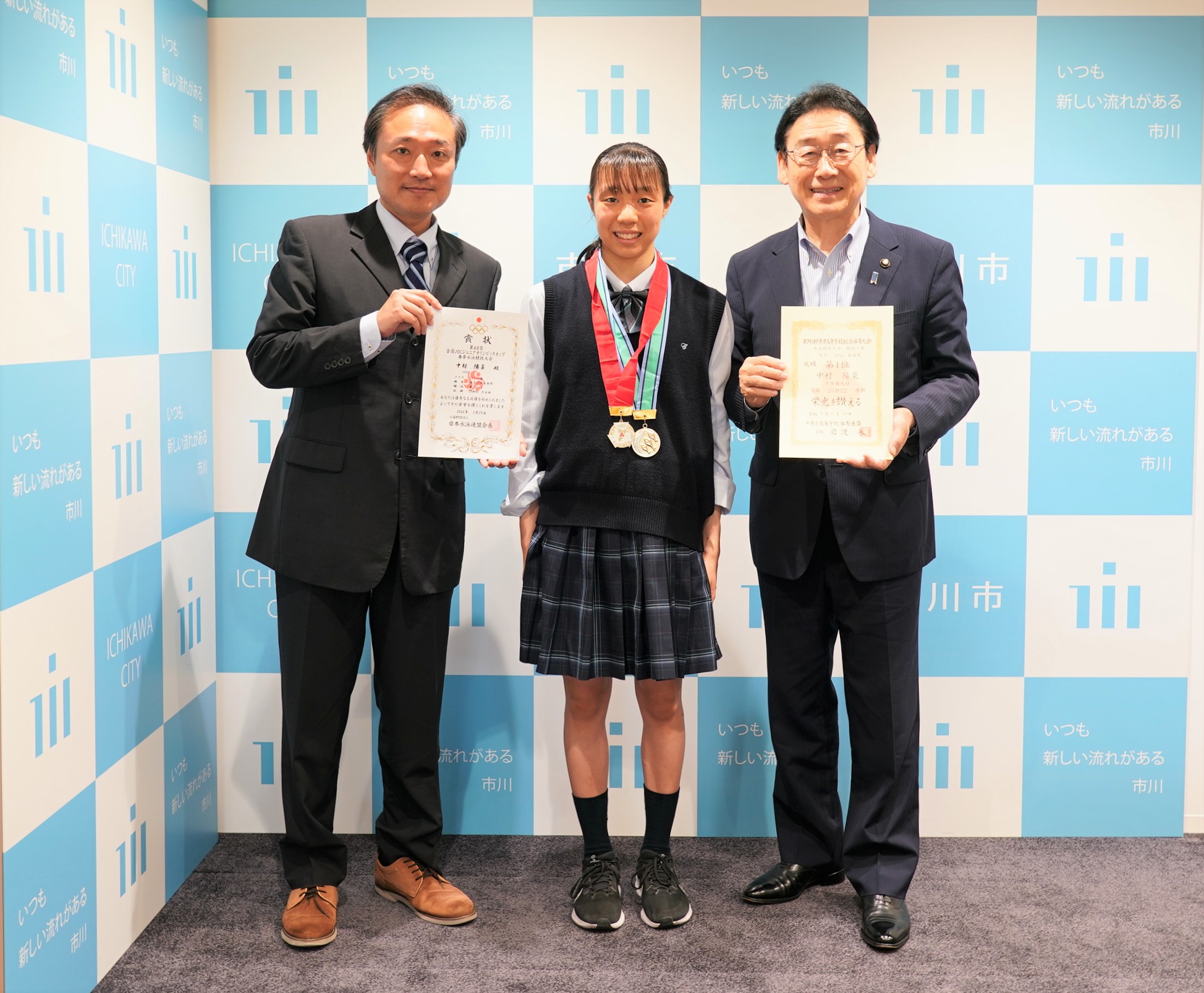 画像:田中市長とFC市川GUNNERSレディースの皆さん