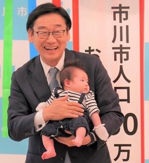 抱っこする田中市長写真