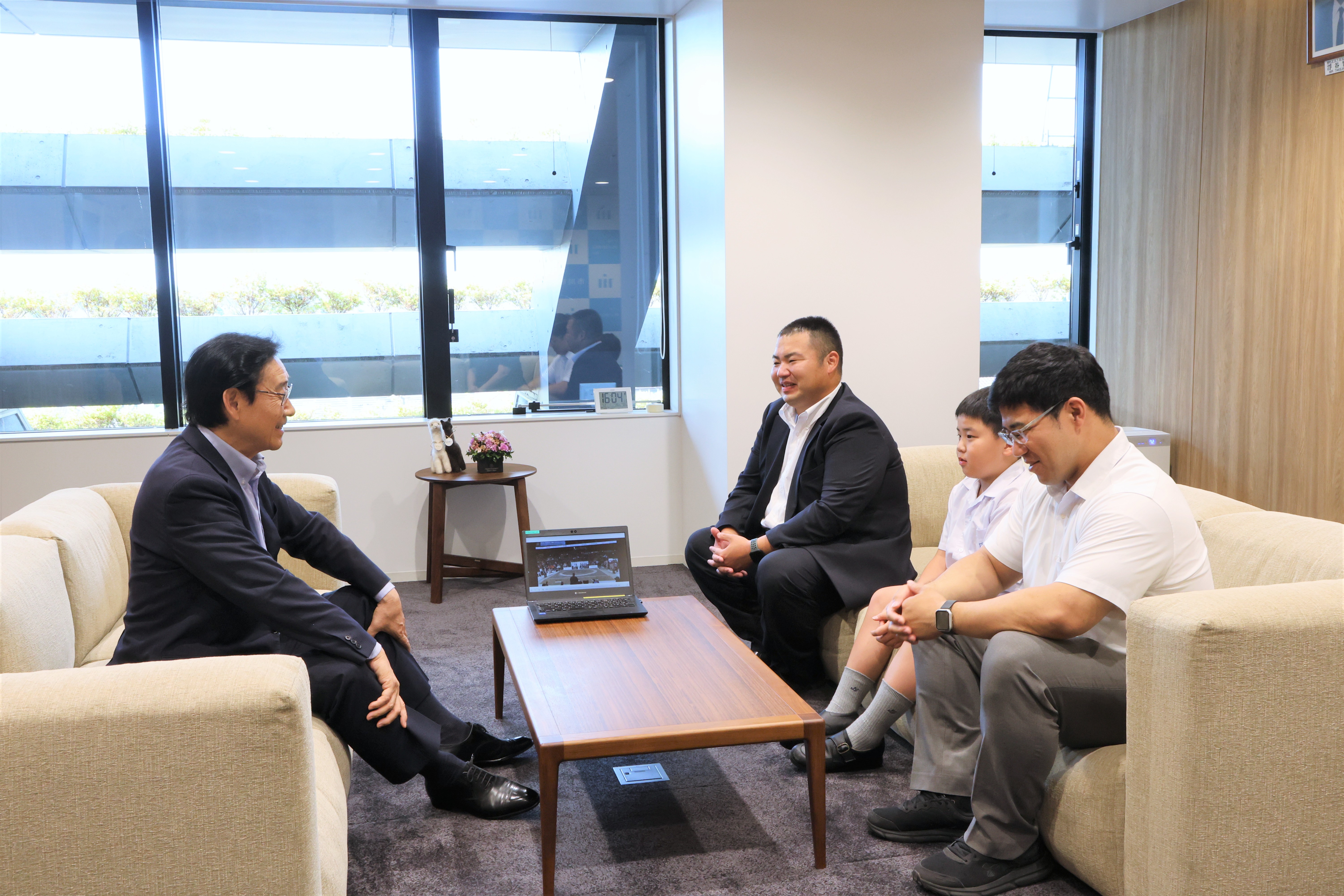 写真：市川行徳相撲クラブのみなさんと田中市長の歓談