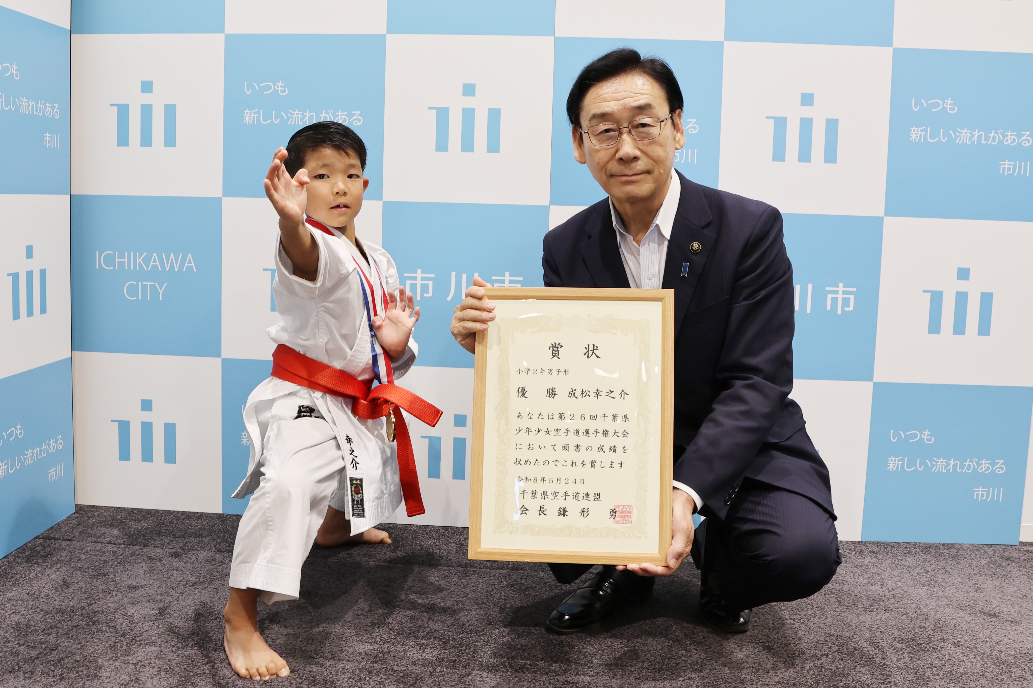 写真:成松選手と田中市長