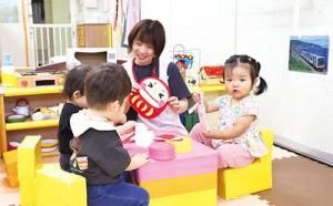 保育園で遊ぶ子どもたち