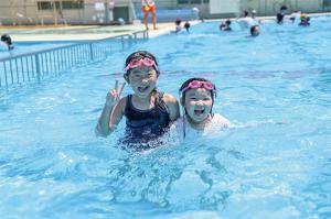駅前公園で遊ぶ子ども1