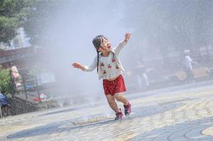 噴水広場で遊ぶ子ども