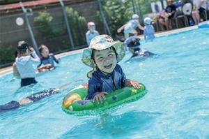 駅前公園で遊ぶ子ども2