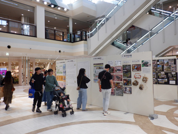 写真：タワーコートのパネル展示の様子