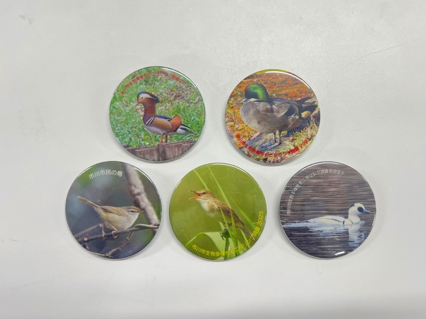 写真：プレゼントしている缶バッチ