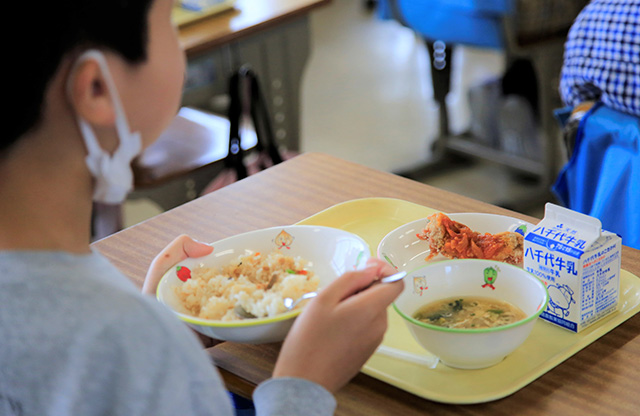 写真:学校の給食のごはんとお肉とスープと牛乳