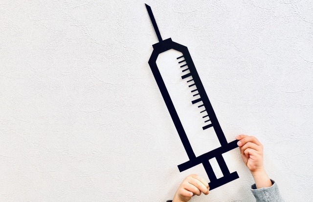 写真:注射器のクラフトをもっている手