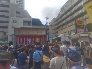 商店街でイベントが開催されている様子