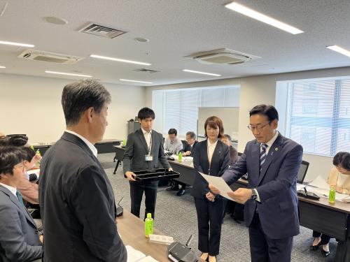 市川市都市計画審議会における委嘱辞令交付式の画像